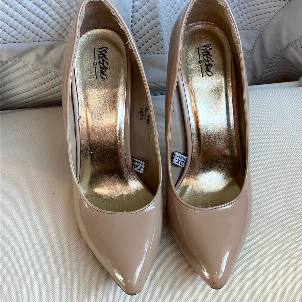 Mossimo Supply Co. Cream Heels Classic Pointed-Toe Pumps